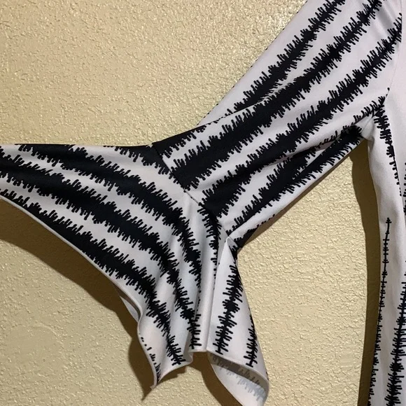 Top Blouse Black White Print Size M Unlisted Brand Stretchy Pullover - Picture 6 of 12